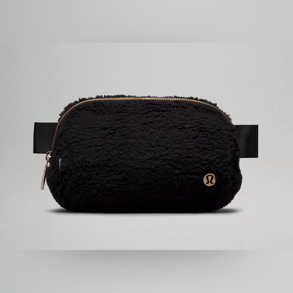 Lululemon Everywhere Belt Bag Fleece Black/ Gold 1L One‎ Size NWT